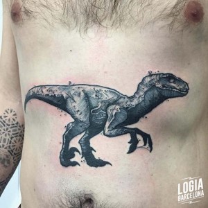 tatuaje_velociraptor_abdomen_logia_barcelona_kevin_plane 
